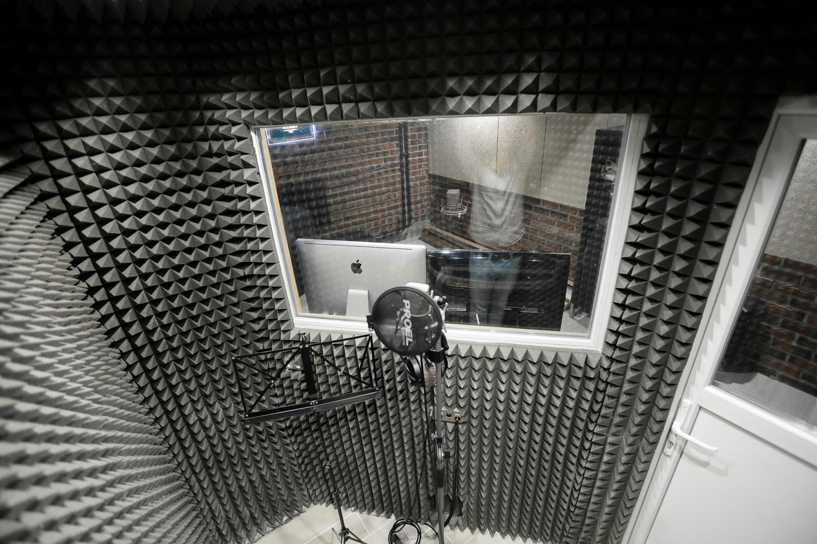 Звукоизоляция студий звукозаписи, домашних кинотеатров и комнат прослушивания